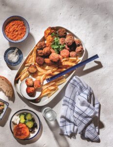 Όλου του κόσμου οι κεφτέδες. Η Θάλεια Τσιχλάκη γράφει για τα κρεατοσφαιρίδια που αγαπάμε