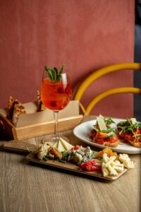 Το Napolitivo γίνεται 6 και το γιορτάζει με aperitivo party στη Μαρίνα Φλοίσβου