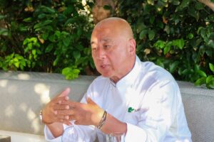 Στο τραπέζι με τον Nobuyuki Matsuhisa. Τον σεφ που μας έκανε να αγαπήσουμε την ιαπωνική κουζίνα.