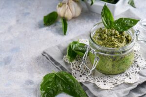 Πώς να φτιάξετε vegan pesto με ταχίνι