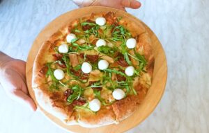 Ο PizzaChefArgy μάς δείχνει πώς να φτιάξουμε «πράσινη» πίτσα με πέστο ρόκας
