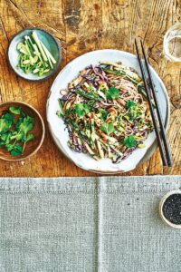 Σαλάτα με noodles, τζίντζερ και κοτόπουλο