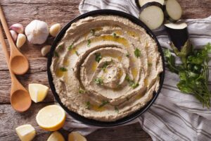 Vegan μελιτζανοσαλάτα με ταχίνι, πετιμέζι και κουκουνάρι