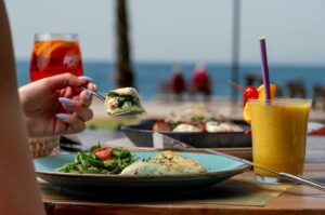 13 στέκια στον Άλιμο για καφέ, φαγητό και cocktails