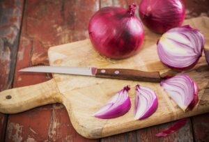 4 tips για να μην δακρύζετε όταν καθαρίζετε κρεμμύδια