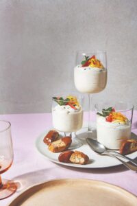 Μους γιαουρτιού με λεμόνι στο ποτήρι