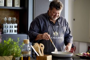 Δημήτρης Παπαζυμούρης: Ο food blogger «Cucina Caruso» μάς αποκαλύπτει τις συνταγές της επιτυχίας του