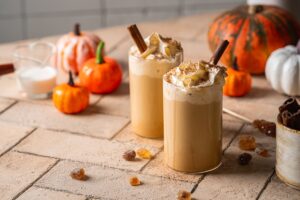 Pumpkin Latte: Tips για να πετύχετε το φθινοπωρινό ρόφημα καφέ με κολοκύθα (+συνταγή)
