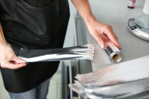Το απίστευτο κόλπο για να ξετυλίξετε το αλουμινόχαρτο