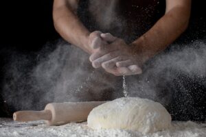 Τι είναι το bassinage, η τεχνική που χρησιμοποιείται στο ζύμωμα του ψωμιού