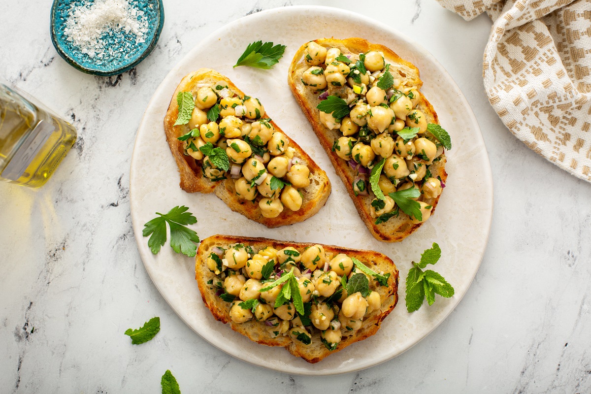 Healthy,Bruschetta,With,Chickpeas,,Red,Onion,And,Herbs