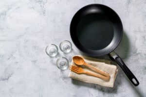 Πώς θα καθαρίσουμε το τηγάνι από τα καμένα λίπη χωρίς να το χαράξουμε