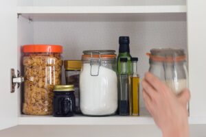 5 τρόποι να οργανώσετε την τροφοθήκη σας για να εξοικονομήσετε χρήματα