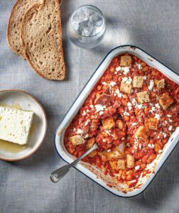Φασόλια χάντρες με corned beef και τηγανητά ψωμάκια