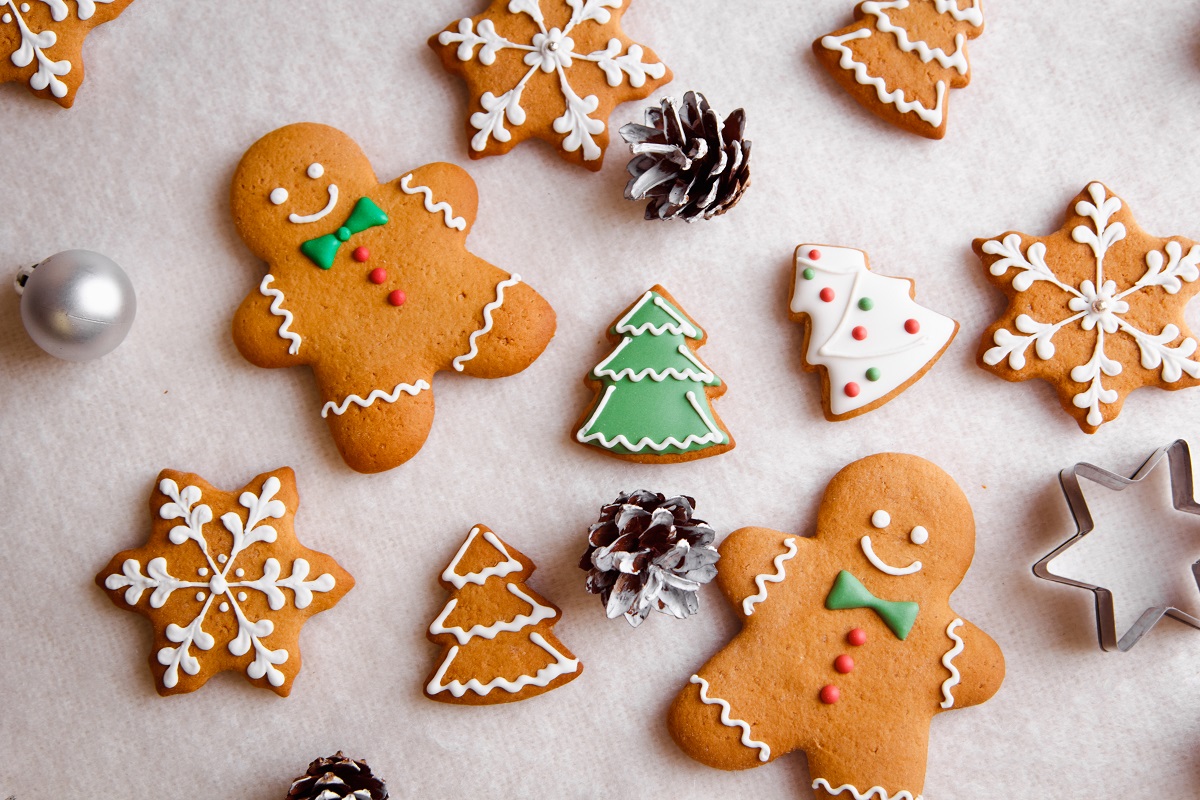 Beautiful,Christmas,Background,With,Gingerbread,Men,,Christmas,Trees,And,Snowflakes