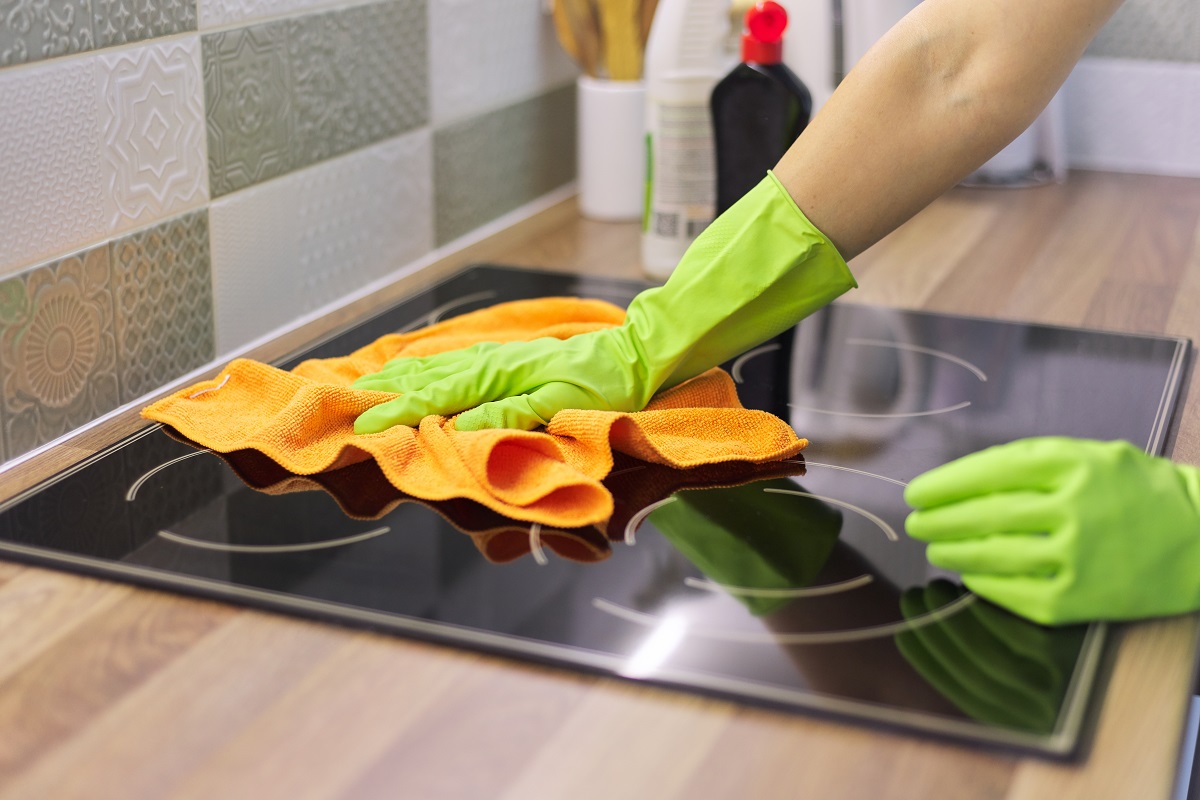 Woman,Hand,In,Gloves,Cleaning,Kitchen,Electric,Ceramic,Hob,,Polishing