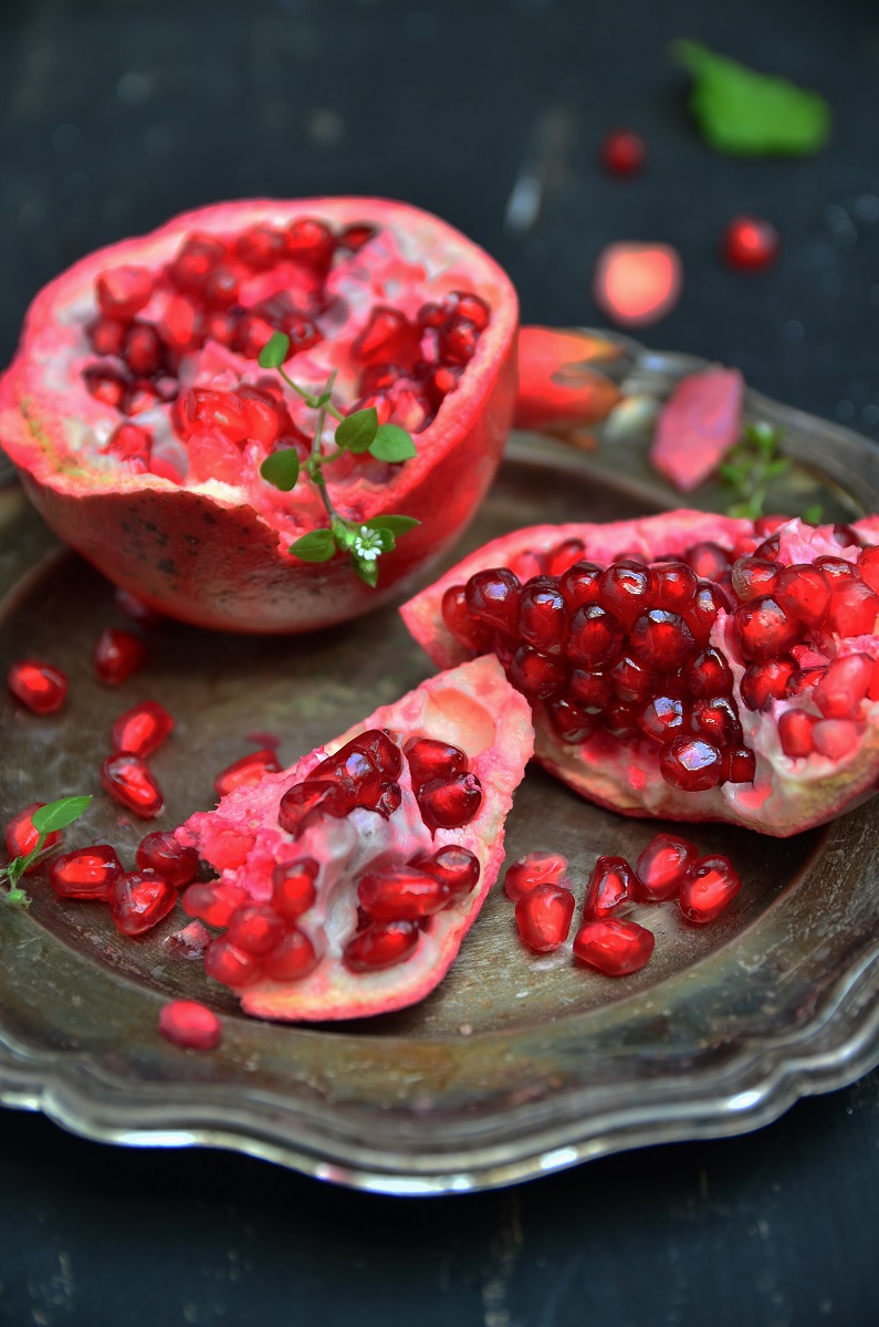 Fresh,Pomegranate,On,The,Plate