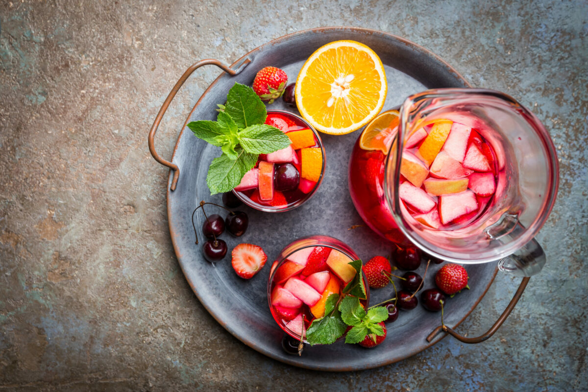 Red,Wine,Sangria,Or,Punch,With,Fruits,And,Ice,In