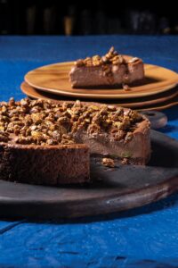 Σοκολατένιο cheesecake με φιστίκια Αιγίνης, από τον Στέλιο Παρλιάρο