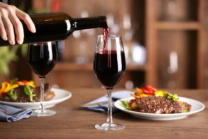 Wine pairing: Πώς επηρεάζει το χρώμα του κρασιού το «πάντρεμά» του με το φαγητό