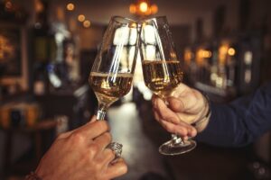 Wine pairing: Με ποια πιάτα ταιριάζουν τα αφρώδη κρασιά