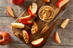 Εύκολο vegan σνακ με μήλο και φιστικοβούτυρο, έτοιμο σε 5 λεπτά