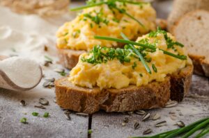 Πώς να κάνετε τέλεια αυγά scrambled μέσα σε λίγα λεπτά