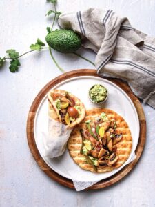 Vegan νηστίσιμο σουβλάκι με μανιτάρια, πιπεριές και γουακαμόλε