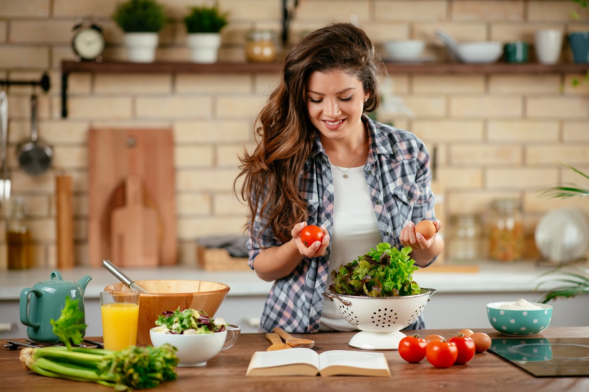 Beautiful,Young,Woman,Is,Preparing,Vegetable,Salad,In,The,Kitchen.