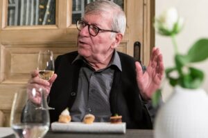 Ο Γιάννης Ευσταθιάδης συνδέει την ποίηση με τη γεύση και τα ιστορικά στέκια της Αθήνας με τη γαστρονομική της μετάλλαξη