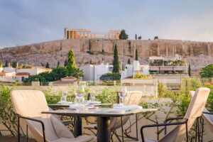 Τι γίνεται εκεί έξω; Δεκαπενταύγουστος στις αυλές και τις ταράτσες της Αθήνας