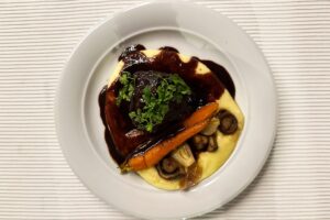 Wine is fine: Γαλλικές γεύσεις, φυσικά κρασιά και καθαροί ήχοι μουσικής στο  νέο hot-spot της πόλης