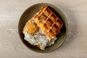 8 πιάτα με αυγά που κάνουν «θόρυβο» στα brunch της πόλης
