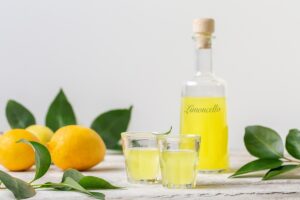 Limoncello: Η συνταγή για να το φτιάξετε εύκολα και γρήγορα