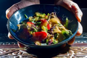 Σαλάτα με φράουλες, τυρομάλαμα και dressing από μούσμουλα