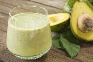 Δροσερό smoothie αβοκάντο-μπανάνα