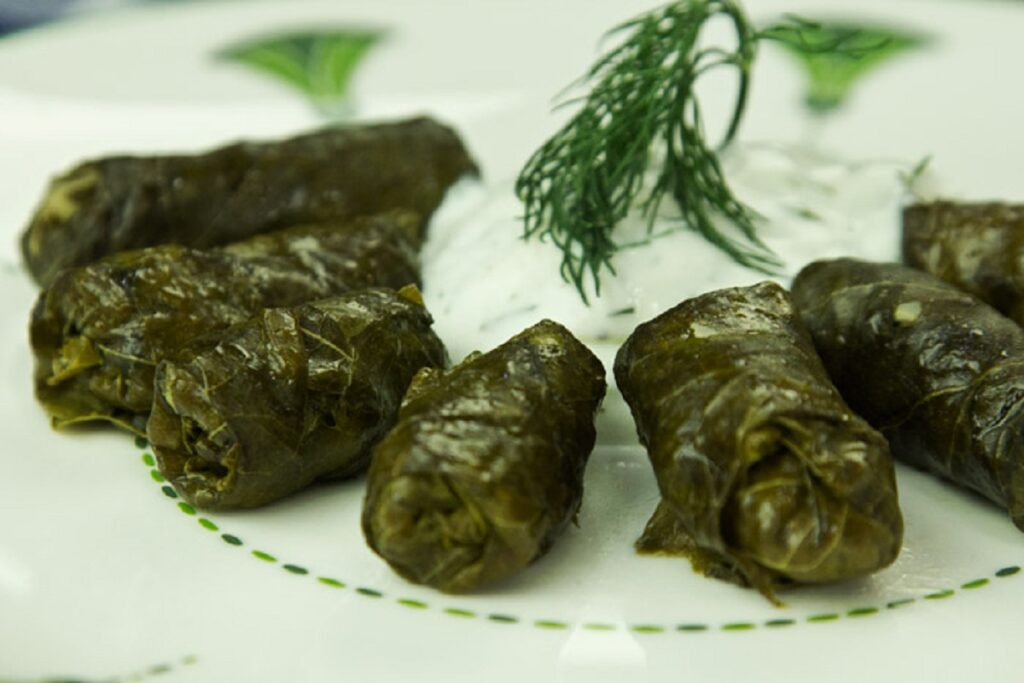 Ντολμαδάκια γιαλαντζί με ντιπ γιαουρτιού