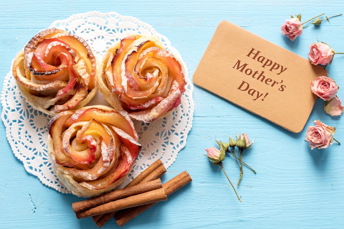 Mothers,Day,Card.,Homemade,Apple,Rose,Cake,With,Sugar,Powder