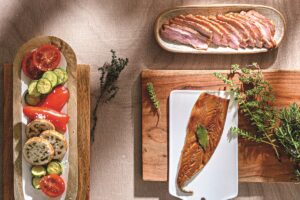 Καπνιστά στο BBQ: Μαθαίνουμε βήμα-βήμα τις τεχνικές (+συνταγές)