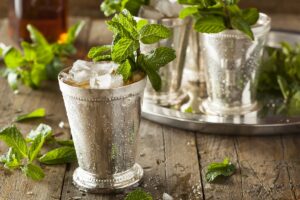 Φτιάχνουμε το κλασικό κοκτέιλ Mint Julep
