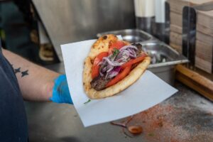 5 εμβληματικά σουβλάκια της Αθήνας και η τέχνη τους