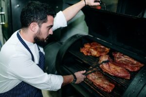 Ο Βασίλης Σπόρος του Po’boys μάς εξηγεί πώς ψήνει τα κρέατα στον καπνό της φωτιάς