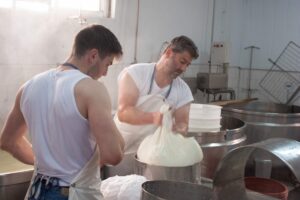 Σε ποιο τυροκομείο θα βρούμε γραβιέρα με παστουρμά;