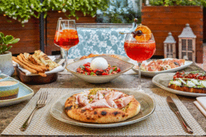Χειροποίητη πίτσα και δροσερό aperitivo σε ένα κήπο μυστικό στην καρδιά του κέντρου