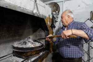 Βλάχικη Γάστρα: Η ταβέρνα με τον ιδιότυπο φούρνο όπου αργοψήνονται τα κρεατικά και οι πίτες