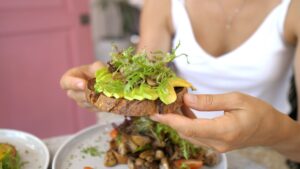 Plant-based διατροφή: Ποια φρούτα και λαχανικά είναι πιο φιλικά στο περιβάλλον;