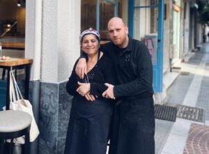 Τι γίνεται εκεί έξω; Μια κρυφή αυλή, μια νέα γαστροταβέρνα, ένας φούρνος και ένα λαχταριστό cheeseburger