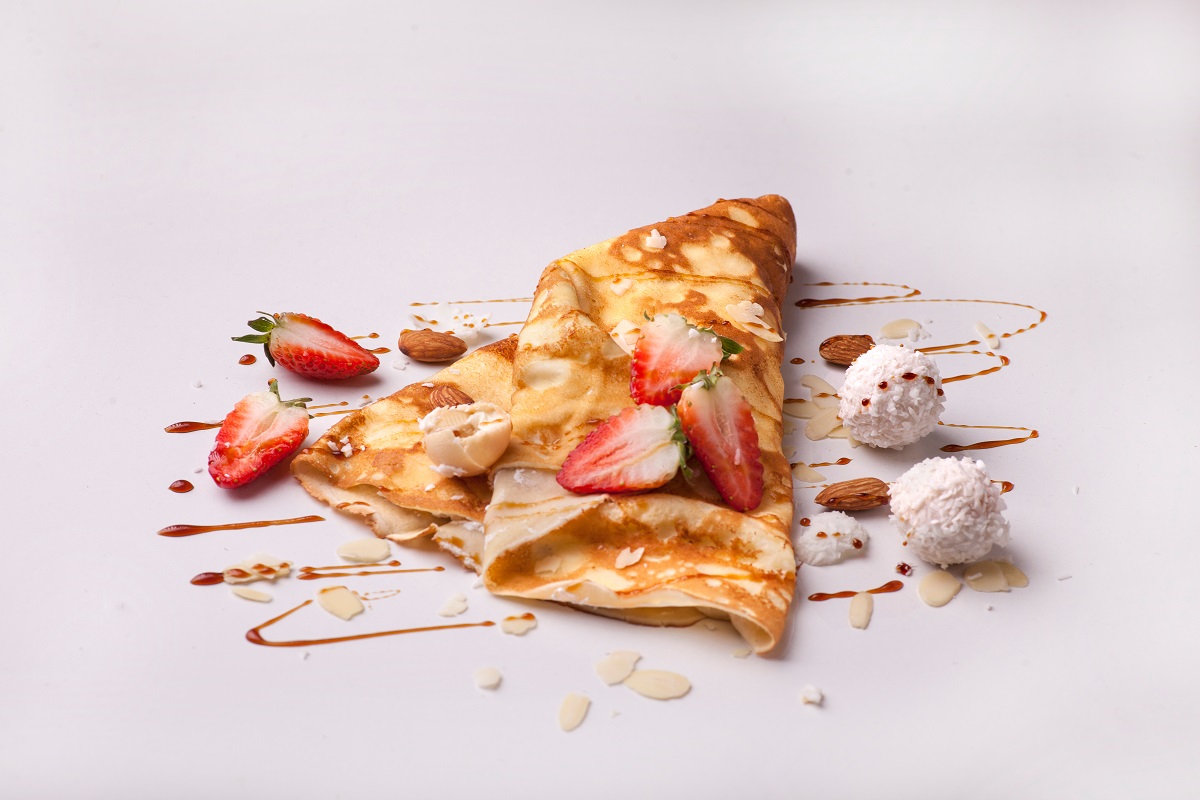 Crepes,Isolated,With,Vanilla,Ice,Cream,Balls,And,Cutted,sliced,Strawberry