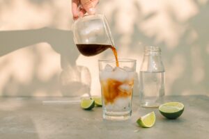 Τι γίνεται εκεί έξω; Ζέστη, espresso tonic και νησιώτικες εξορμήσεις