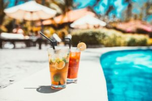 Πόσες θερμίδες έχουν τα αγαπημένα μας καλοκαιρινά κοκτέιλ;